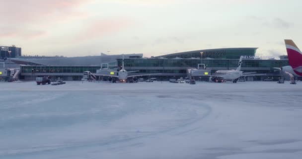 Helsinki Finlandia Około 2022 Samoloty Lotnisku Helsinkach Zimą Zimne Surowe — Wideo stockowe