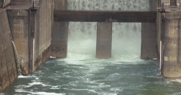 Centrale Hydroélectrique Avec Éclaboussures Eau Sous Déversoir Barrage Sur Rivière — Video