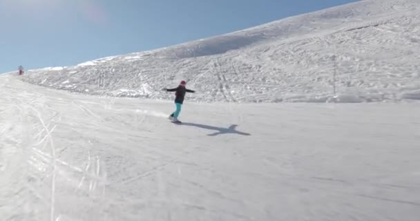 滑雪板在阿尔卑斯山 角度跟随拍摄用千斤顶和全框架相机 — 图库视频影像