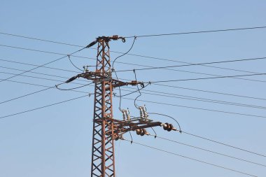 Elektrik hatları yenilendi, mavi gökyüzüne karşı elektrik hattı kuruldu.