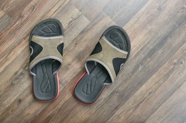 Parke zeminde bir çift terlik.