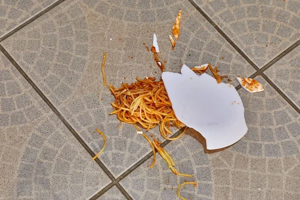 Placa Espaguetis Cayó Suelo Cocina Rompiendo —  Fotos de Stock