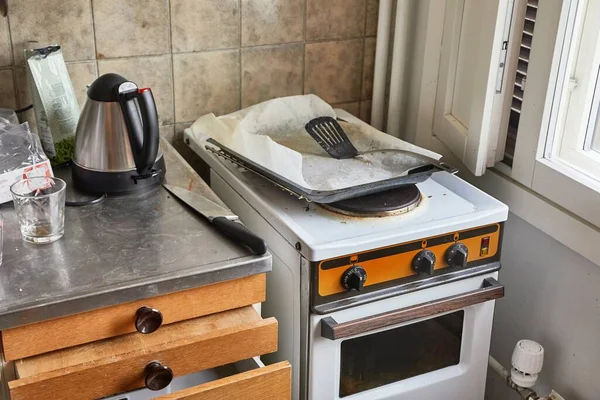 Parte Uma Cozinha Suja Suja Com Fogão — Fotografia de Stock