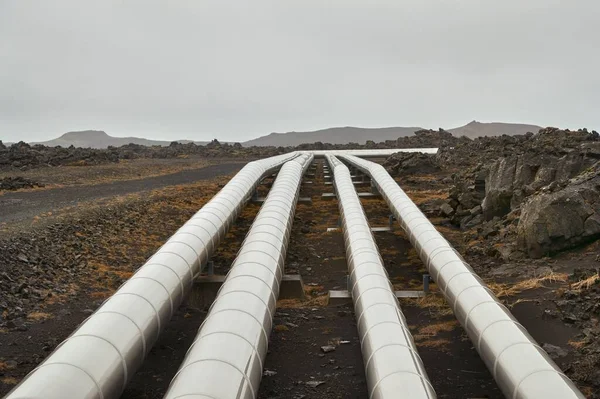 アイスランドの地面のパイプライン 火山地形上の地熱輸送 — ストック写真