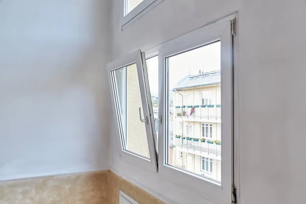 Okno Uchylne Otwarte Mieszkaniu Miejskim Wpuszczając Świeże Powietrze — Zdjęcie stockowe