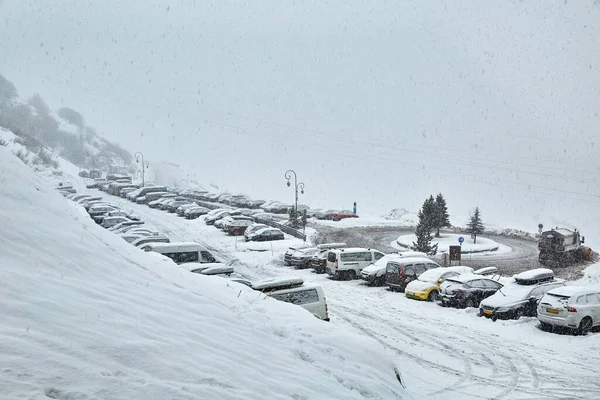 Parkowanie Samochodów Pokrytych Dużą Ilością Śniegu — Zdjęcie stockowe