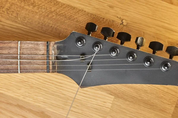 Colocar Uma Nova Corda Uma Guitarra Elétrica Mudança Corda Afinação — Fotografia de Stock