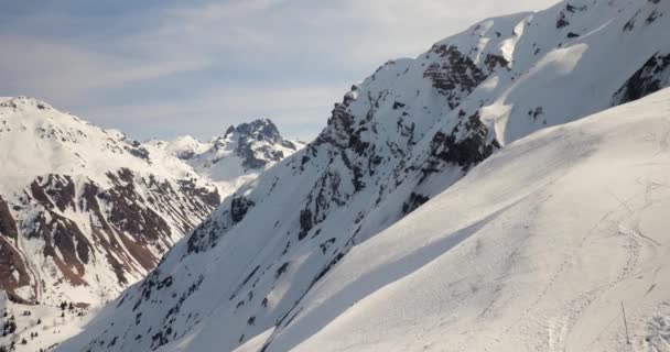 スキーリフトからのアルプスの景色の中で雪の冬の高い山の風景 Les Sybelles — ストック動画