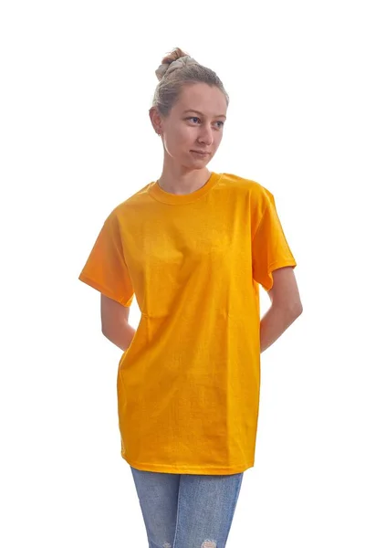 Žena Žlutém Nevyplněném Tričku — Stock fotografie