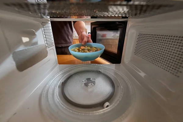 Ogrzewanie Żywności Mikrofalówce Oglądane Wewnątrz Tyłu Miska Zupy Warzywnej — Zdjęcie stockowe