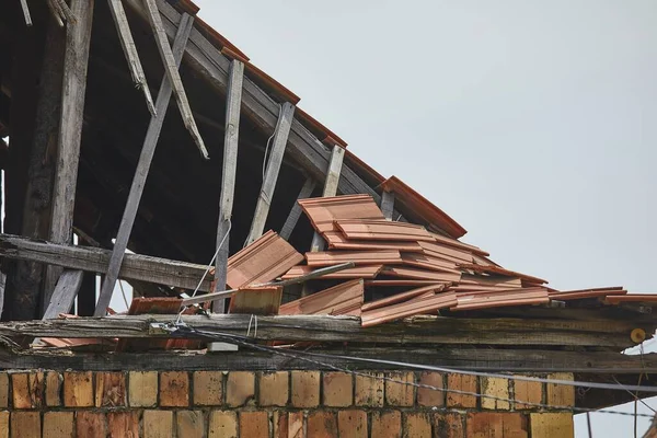 Beschadigd Dak Van Een Oud Huis — Stockfoto