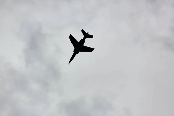 Jato Silhueta Avião Caça Contra Céu Sombrio Nublado — Fotografia de Stock