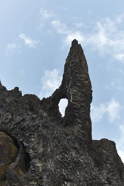 冰岛有尖火山岩崖的高耸岩层 — 图库照片