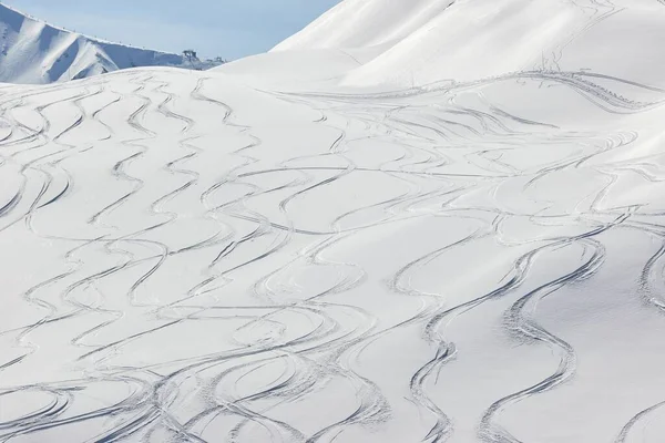 Krzywe Narciarskie Snowboardowe Stoku Świeżym Śniegiem — Zdjęcie stockowe