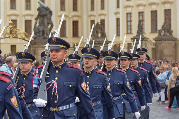 Praga Czechy 2016 Ceremonia Zmiany Uzbrojonych Strażników Pałacowych Zamku Praskim — Zdjęcie stockowe