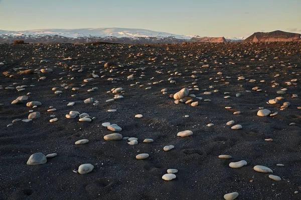 Islândia Paisagem Areia Preta Com Pedras Que Jazem Redor — Fotografia de Stock