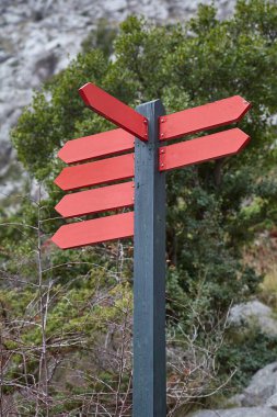Dağ yürüyüşü yolunda yön işaretleri, mesajsız balnk tabelaları