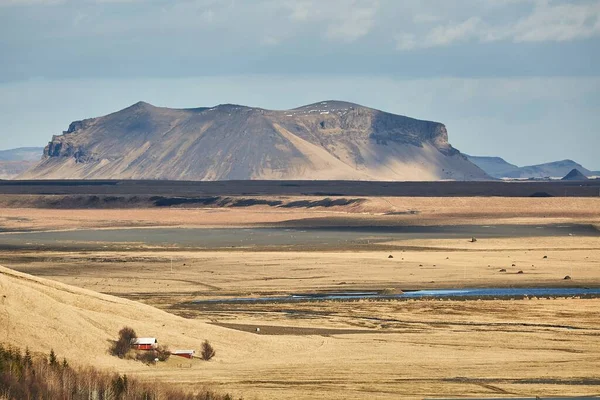 以山丘为背景的冰岛平原景观 — 图库照片
