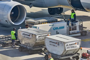 BUDAPEST, HUNGARY - CIRCA 2017: Budapeşte Liszt Ferenc Uluslararası Havalimanı 'nda Lufthansa uçağına yüklenen kargo konteynerleri