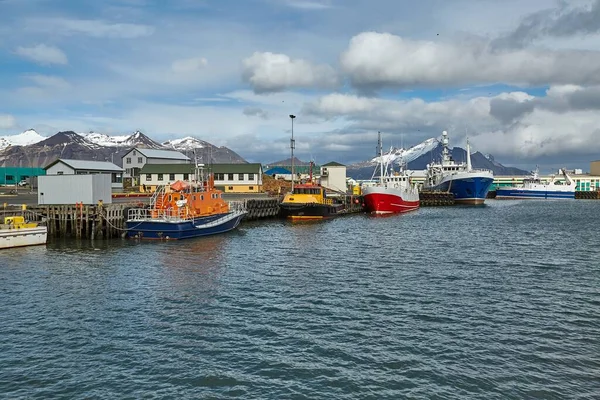 Barcos Pesqueros Puerto Hofn Ciudad Islandia Montaña Fondo —  Fotos de Stock
