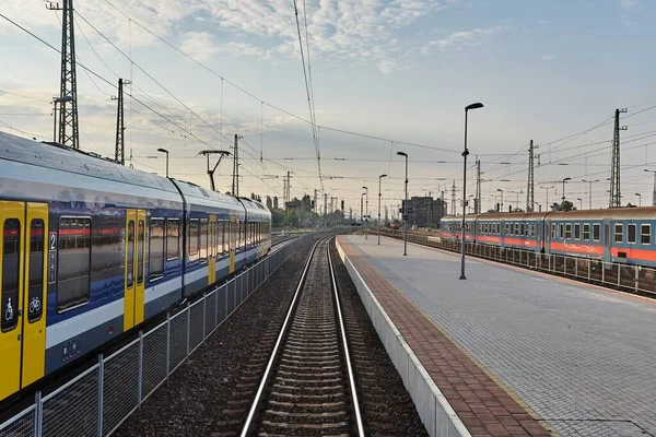 Vac Hungría Circa 2020 Trenes Una Estación Vías Plataforma —  Fotos de Stock