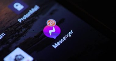 Budapeşte, Macaristan - 2022 Çemberi: Akıllı bir telefon, okunmamış dönüştürücüler, açılan uygulama üzerinden Facebook Messenger 'da birçok okunmamış ileti hakkında tebligatlar