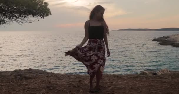 Mujer Joven Disfrutando Cálida Noche Verano Junto Orilla Del Mar — Vídeo de stock