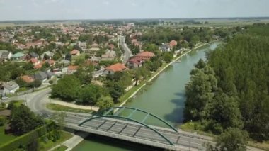 Tuna Nehri üzerindeki köprü, Mosoni Duna insansız hava aracı görüntüleri Halaszi, Szigetkoz 'da, yaz manzarası karayolu trafiğiyle