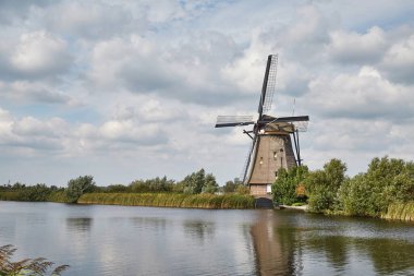 Hollanda manzaralı eski yel değirmeni, geleneksel yapı