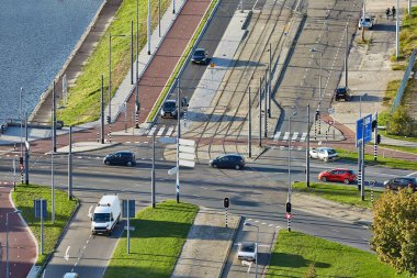 Yukarıdan geçen arabalarla yol kesişmesi