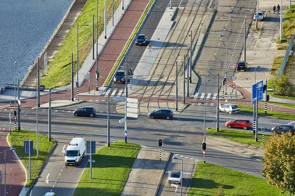 Intersección Carreteras Con Coches Paso Vistos Desde Arriba —  Fotos de Stock