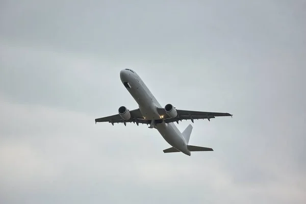 Avião Passageiros Decolando Contra Céu Nublado — Fotografia de Stock