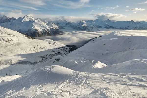 Sneeuwrijke Bergen Landschap Boven Wolken Beneden Vallei Grote Hoge Bergketen — Stockfoto