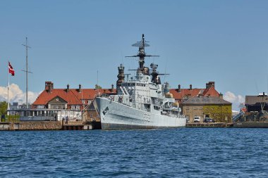 Kopenhag, Danimarka - 2018 civarı: Liman, Kopenhag 'da savaş gemileri ve eski binaları olan rıhtımdır. Fırkateyn F352 HDMS Peder Skram donanma için bir müze gemisi olarak hizmet veriyor.