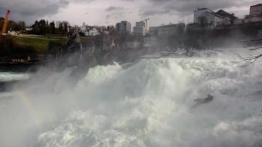 İsviçre 'deki Rhine Falls' da şelale, Avrupa 'daki en yüksek akış oranı, Schaffhausen, 120 fps' den yavaş çekim.