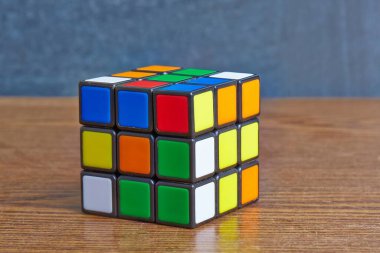 Budapeşte, Macaristan - 1 Mayıs 2016: Faili meçhul Rubiks küp mantık oyunu beyaz stüdyo arka plan üzerinde