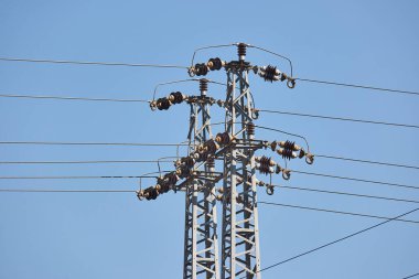 Elektrik hatları yenilendi, mavi gökyüzüne karşı elektrik hattı kuruldu.