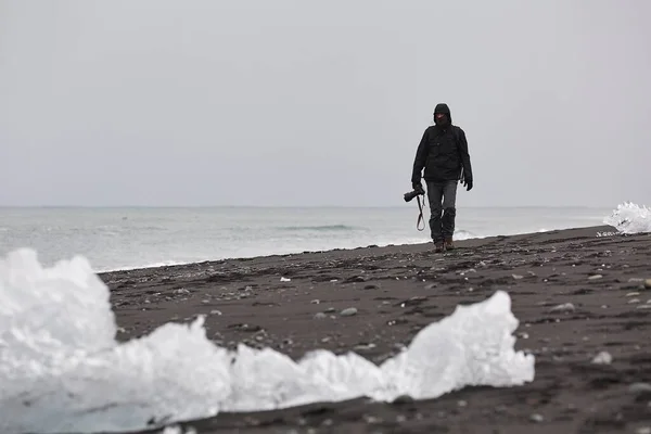 아이슬란드 Jokulsarlon 해변에서 조각을 다이아몬드 작가걷기 — 스톡 사진