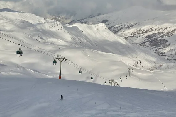 Χιονοδρομικές Καμπίνες Λιφτ Χιονισμένα Βουνά Στο Les Valles — Φωτογραφία Αρχείου