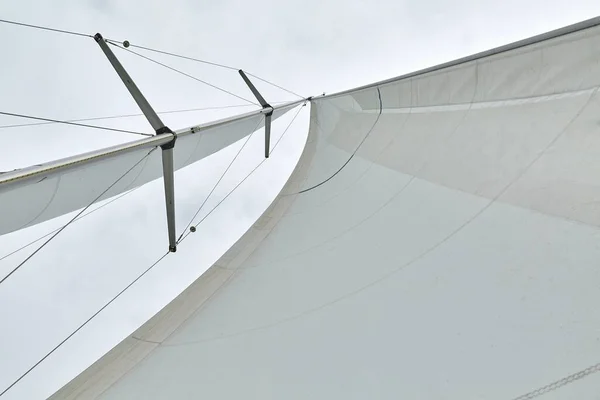 Segling Båt Segel Och Mast Detalj Mot Molnig Himmel — Stockfoto