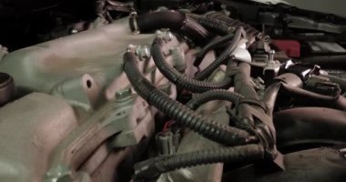Motor bölmesinin içinde makro mercekli bir araba motorunun detayları
