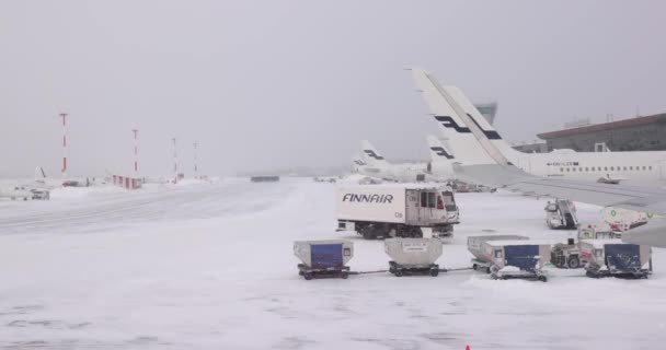 Helsinki Finland Circa 2022 Airplanes Blizzard Airport Operations Helsinki Vantaa — Stockvideo