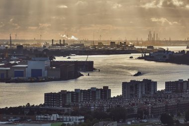 Rotterdam 'dan liman bölgesine doğru görüş, arka planda sanayi tesisleri