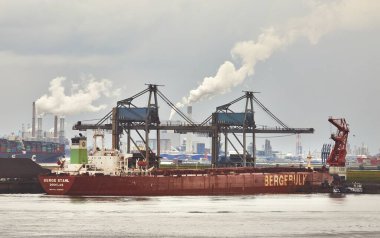 Rotterdam, Hollanda - 2015: MS Berge Stahl Rotterdam Limanı 'nda boşaltılıyor. Bir zamanlar en büyük demir cevheri taşıyıcısı, 2016 sonbaharında kullanımdan kalkmak üzere..