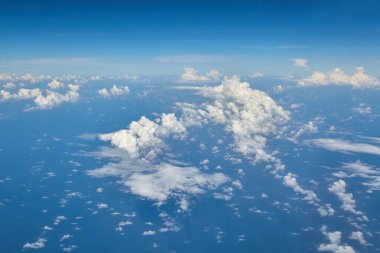 Bulutların üzerinde uçarken, uçsuz bucaksız okyanus suyunu görürler. Atlantik Okyanusu 'nu bir transatlantik uçuşu ile geçmek