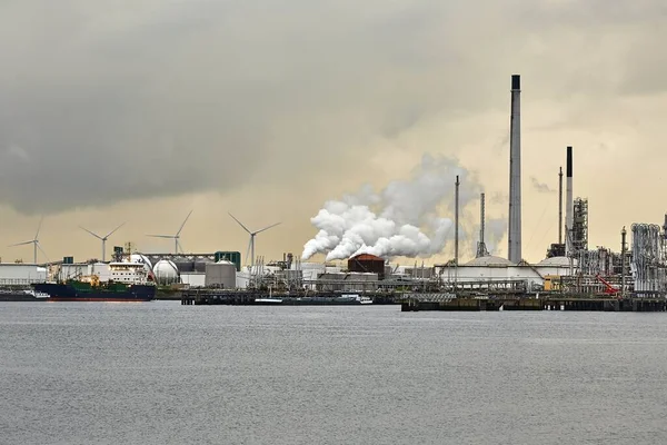 Rafinerie Elektrownie Emitujące Dym Parę Wodną Terminalu Naftowym Porcie Rotterdam — Zdjęcie stockowe