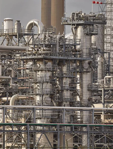 Βιομηχανική Δομή Διυλιστηρίου Πετρελαίου Και Χημικών Εγκαταστάσεων Σωλήνες — Φωτογραφία Αρχείου