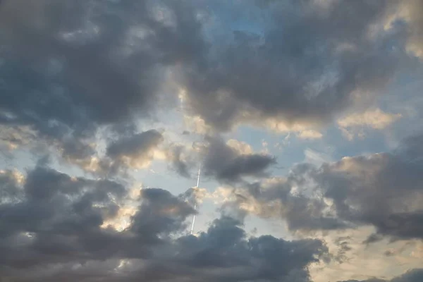 Burzliwe Chmury Błękitnym Niebie — Zdjęcie stockowe