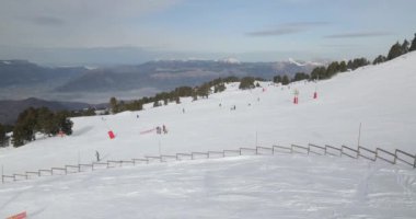 Chamrousse 'daki Alplerde kayak asansörü kullanmak