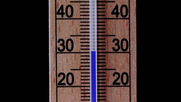 Θερμόμετρο Που Δείχνει Πτώση Της Θερμοκρασίας Κλίμακα Ακολουθούμενη Από Κίνηση — Αρχείο Βίντεο